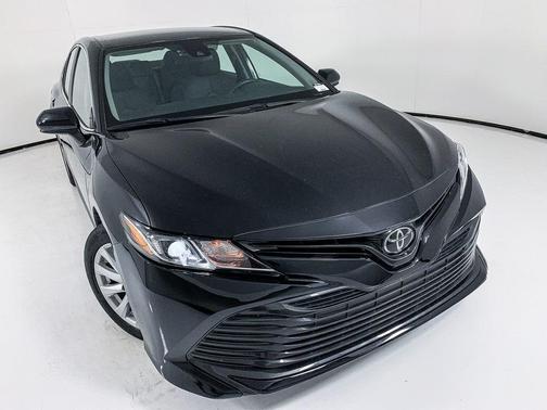 Photo 2 of 38 of 2020 Toyota Camry LE