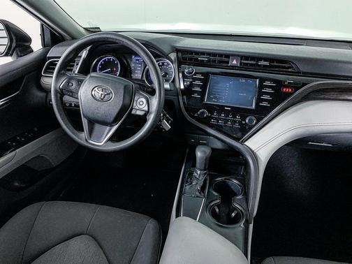 Photo 4 of 38 of 2020 Toyota Camry LE