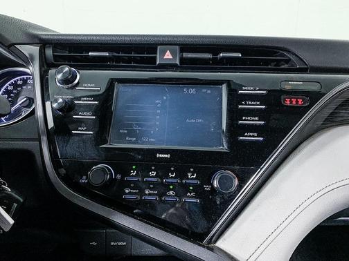 Photo 5 of 38 of 2020 Toyota Camry LE