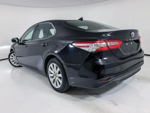 Photo 3 of 38 of 2020 Toyota Camry LE