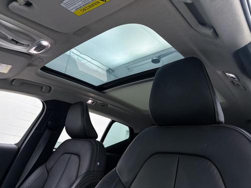 2022 Volvo XC40 T5 Momentum