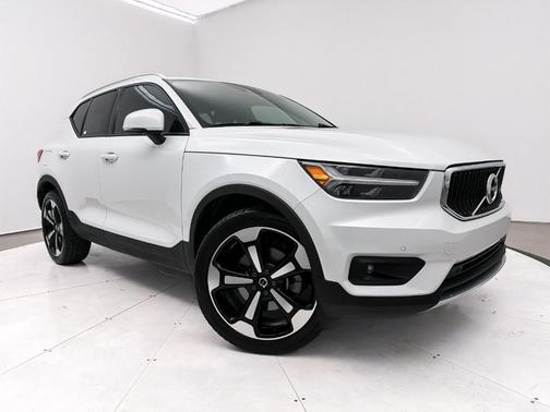 2022 Volvo XC40 T5 Momentum