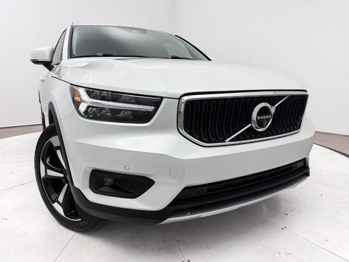 2022 Volvo XC40 T5 Momentum