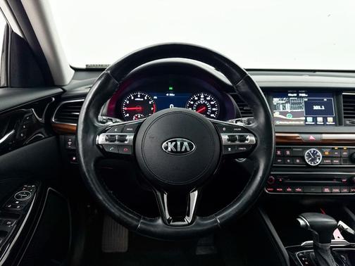 Snow White Pearl 2017 Kia Cadenza Technology