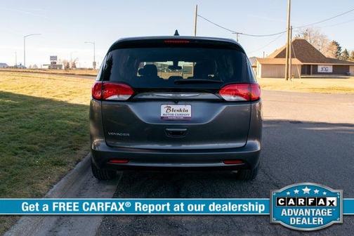 2022 Chrysler Voyager LX