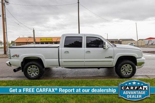 White 2005 Chevrolet Silverado 2500 H/D Crew Cab