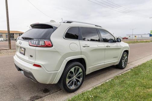 White 2019 Jeep Cherokee Overland
