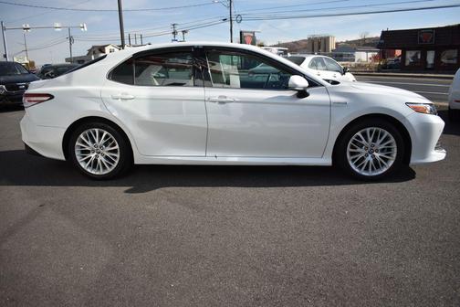 2020 Toyota Camry Hybrid XLE