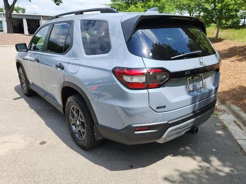 Sonic Gray Pearl 2024 Honda Pilot TrailSport