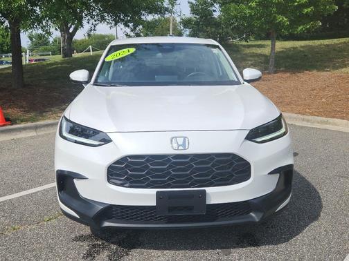 Platinum White Pearl 2024 Honda HR-V LX