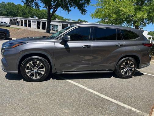 Magnetic Gray Metallic 2021 Toyota Highlander XLE