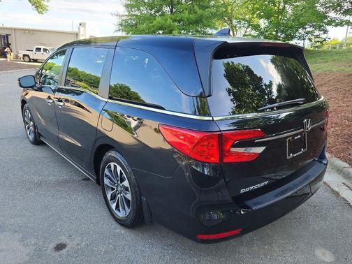 Crystal Black Pearl 2024 Honda Odyssey EX-L