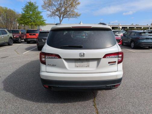 Whtie 2022 Honda Pilot AWD TrailSport