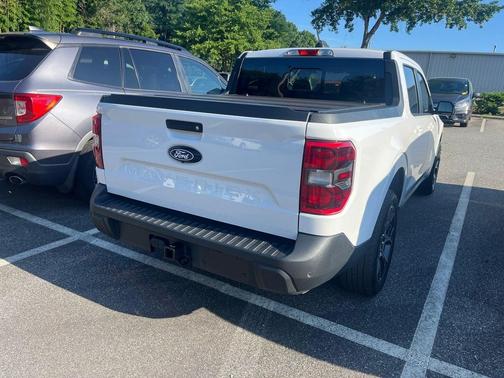 Oxford White 2025 Ford Maverick Lariat
