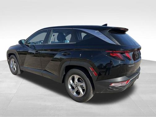 Black 2022 Hyundai TUCSON SE
