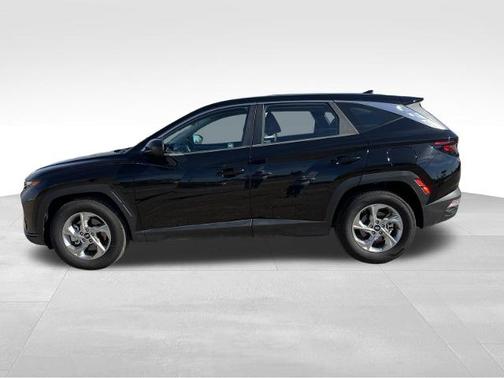 Black 2022 Hyundai TUCSON SE