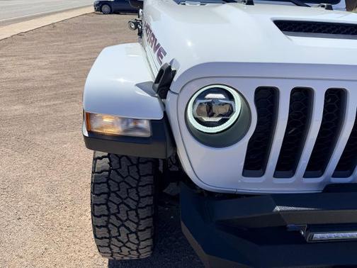 White 2022 Jeep Gladiator MOJAVE