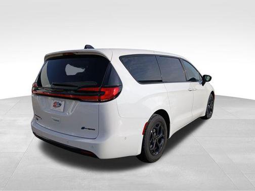2024 Chrysler Pacifica Hybrid S Appearance Pkg