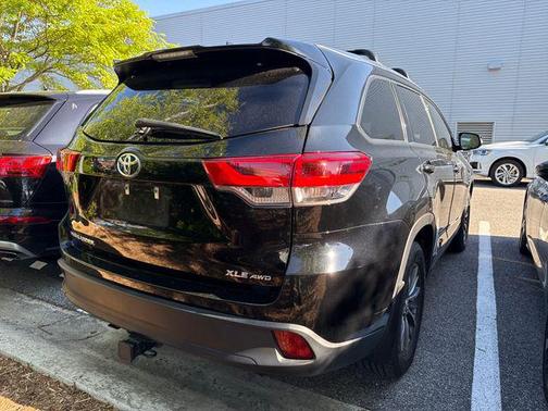 Midnight Black Metallic 2019 Toyota Highlander XLE