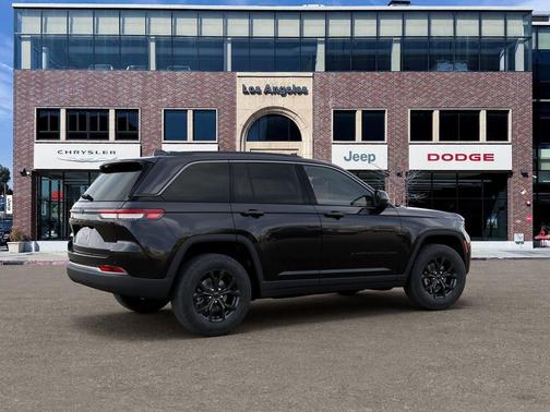 Diamond Black 2026 Jeep Grand Cherokee Laredo