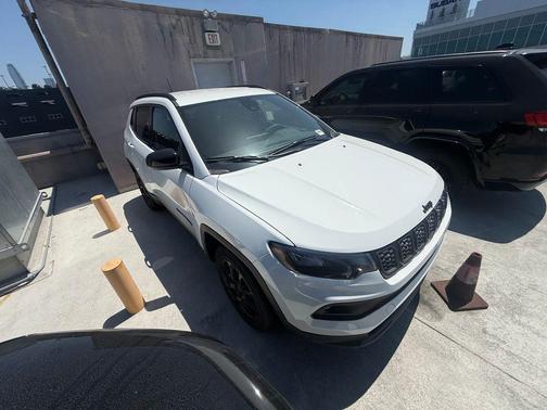 Bright White Clearcoat 2026 Jeep Compass Latitude