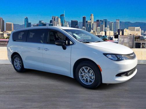 2025 Chrysler Voyager LX