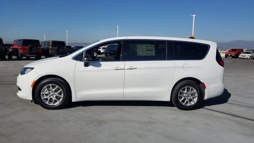 2025 Chrysler Voyager LX