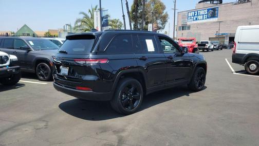 2025 Jeep Grand Cherokee Laredo