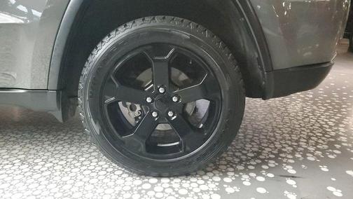 Sting Gray Clearcoat 2019 Jeep Grand Cherokee Laredo