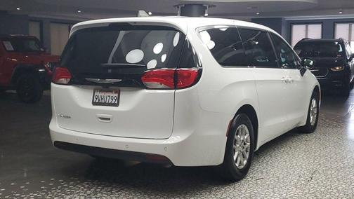 2025 Chrysler Voyager LX