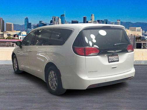 2025 Chrysler Voyager LX