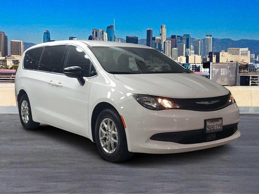 2025 Chrysler Voyager LX