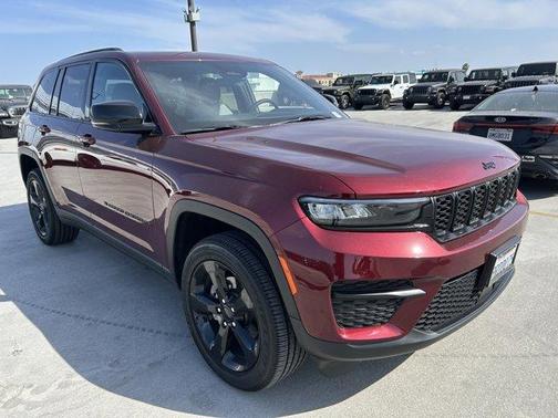 2025 Jeep Grand Cherokee Laredo