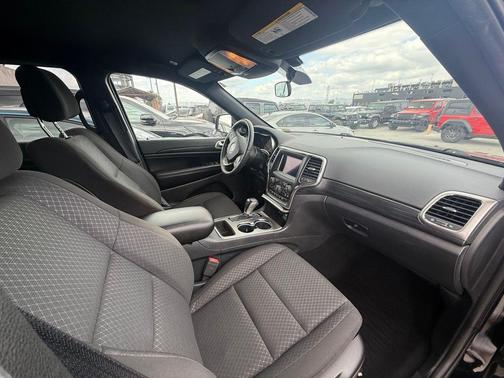 2019 Jeep Grand Cherokee Laredo E