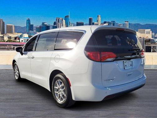 2025 Chrysler Voyager LX