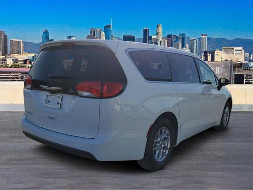 2025 Chrysler Voyager LX