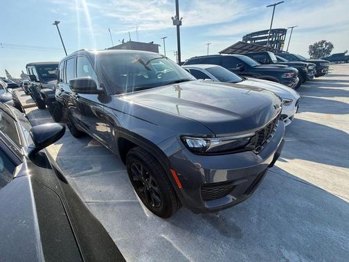 2025 Jeep Grand Cherokee Laredo