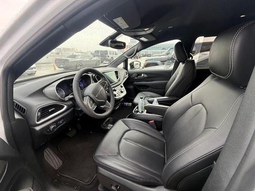 2025 Chrysler Voyager LX