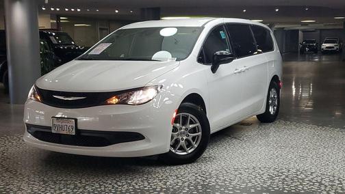 2025 Chrysler Voyager LX