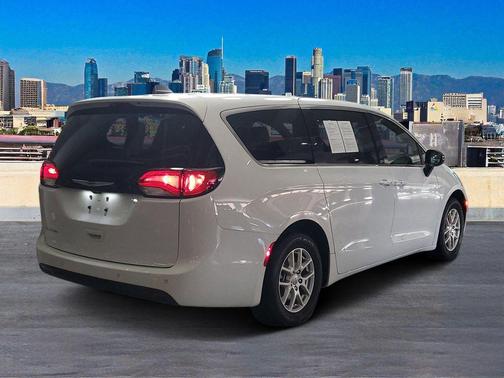 2025 Chrysler Voyager LX