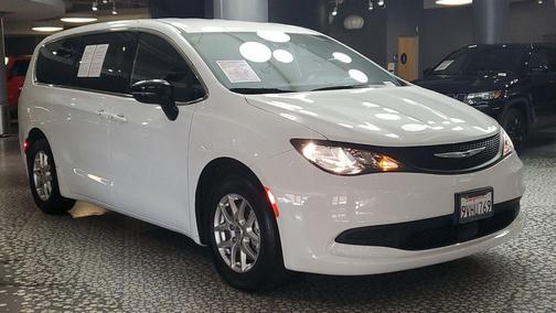 2025 Chrysler Voyager LX