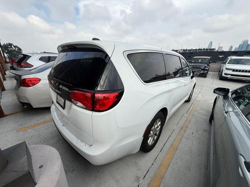 2025 Chrysler Voyager LX