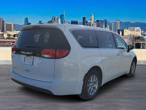 2025 Chrysler Voyager LX
