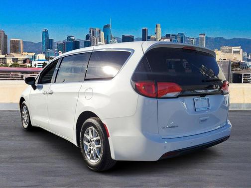 2025 Chrysler Voyager LX