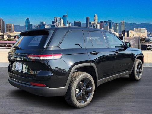 2025 Jeep Grand Cherokee Laredo
