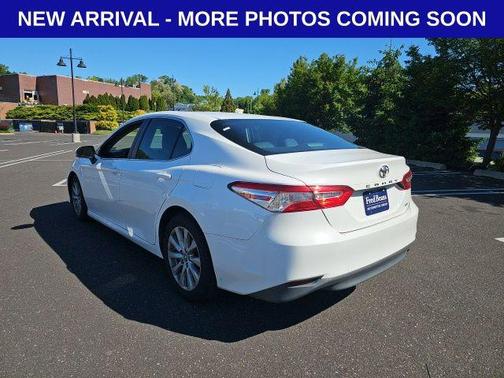 Super White 2018 Toyota Camry LE