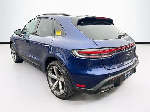 Gentian Blue Metallic 2024 Porsche Macan Macan