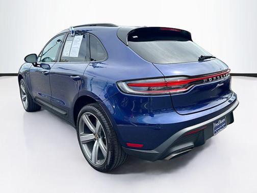 Gentian Blue Metallic 2024 Porsche Macan Macan