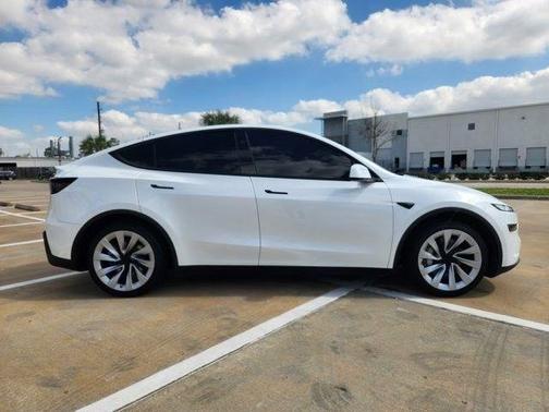 White 2026 Tesla Model Y PREMIUM