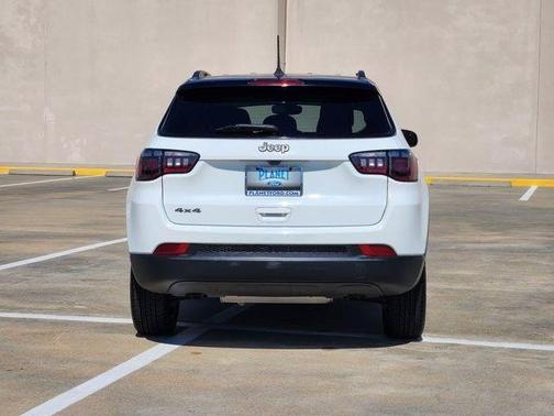 Bright White Clearcoat 2024 Jeep Compass Latitude